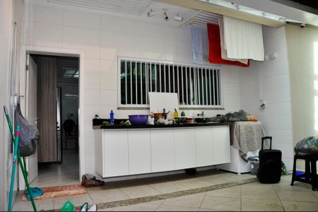 Casa à venda com 166m², 3 quartos e 3 vagasDetalhe - Área de Serviço e Churrasqueira