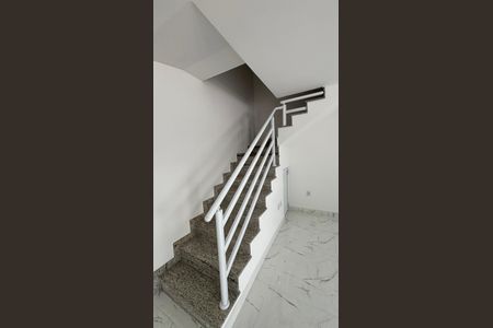 Casa à venda com 120m², 3 quartos e 3 vagasEscada