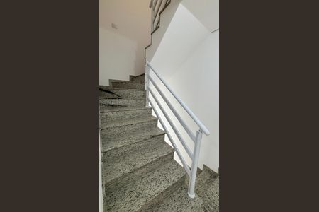 Casa à venda com 120m², 3 quartos e 3 vagasEscada