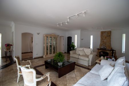 Casa à venda com 698m², 4 quartos e 4 vagasSala