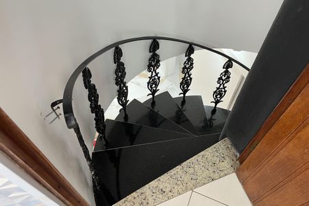 Apartamento para alugar com 263m², 3 quartos e 1 vaga Apartamento para alugar com 263m², 3 quartos e 1 vagaEscada