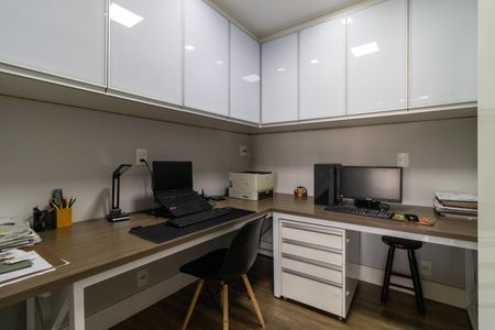 Apartamento à venda com 185m², 3 quartos e 3 vagas Apartamento à venda com 185m², 3 quartos e 3 vagasEscritório