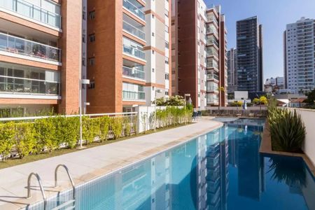 Apartamento à venda com 185m², 3 quartos e 3 vagas Apartamento à venda com 185m², 3 quartos e 3 vagasÁrea comum - Piscina
