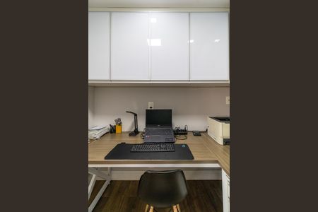 Apartamento à venda com 185m², 3 quartos e 3 vagas Apartamento à venda com 185m², 3 quartos e 3 vagasEscritório