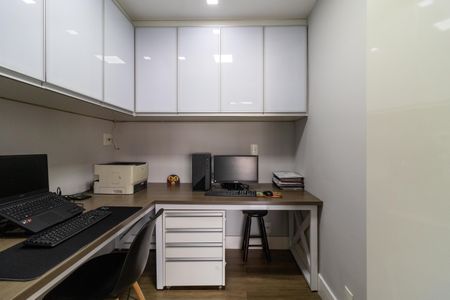 Apartamento à venda com 185m², 3 quartos e 3 vagas Apartamento à venda com 185m², 3 quartos e 3 vagasEscritório