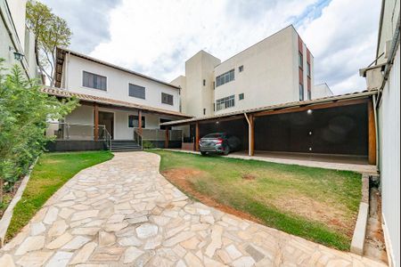 Casa à venda com 371m², 4 quartos e 8 vagas Casa à venda com 371m², 4 quartos e 8 vagasEntrada - Garagem