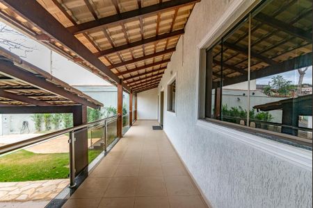 Casa à venda com 371m², 4 quartos e 8 vagas Casa à venda com 371m², 4 quartos e 8 vagasVaranda