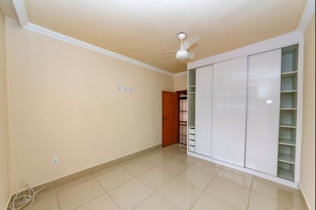 Casa à venda com 371m², 4 quartos e 8 vagas Casa à venda com 371m², 4 quartos e 8 vagasQuarto 3