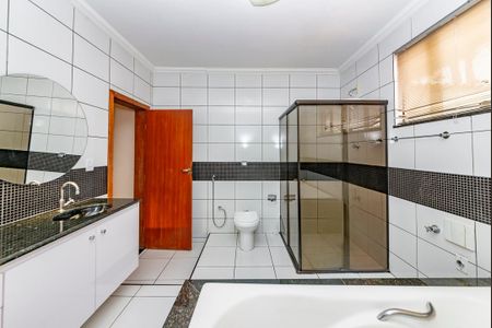 Casa à venda com 371m², 4 quartos e 8 vagas Casa à venda com 371m², 4 quartos e 8 vagasBanheiro da Suíte