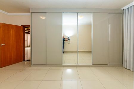 Casa à venda com 371m², 4 quartos e 8 vagas Casa à venda com 371m², 4 quartos e 8 vagasSuíte