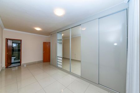 Casa à venda com 371m², 4 quartos e 8 vagas Casa à venda com 371m², 4 quartos e 8 vagasSuíte