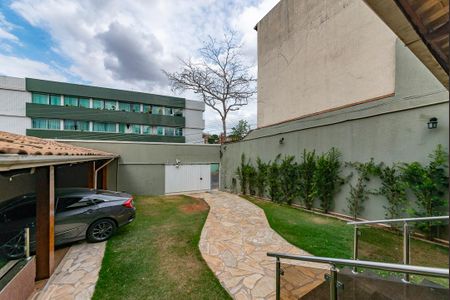 Casa à venda com 371m², 4 quartos e 8 vagas Casa à venda com 371m², 4 quartos e 8 vagasEntrada - Garagem