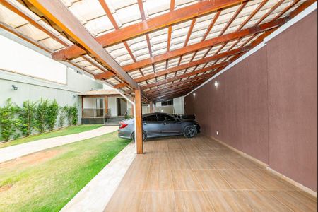 Casa à venda com 371m², 4 quartos e 8 vagas Casa à venda com 371m², 4 quartos e 8 vagasEntrada - Garagem