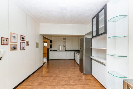 Casa à venda com 371m², 4 quartos e 8 vagas Casa à venda com 371m², 4 quartos e 8 vagasCozinha