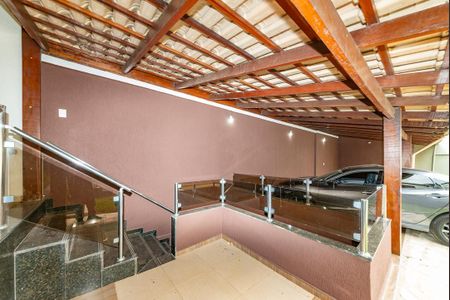 Casa à venda com 371m², 4 quartos e 8 vagas Casa à venda com 371m², 4 quartos e 8 vagasEntrada - Garagem