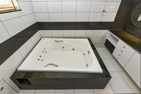 Casa à venda com 371m², 4 quartos e 8 vagas Casa à venda com 371m², 4 quartos e 8 vagasBanheiro da Suíte