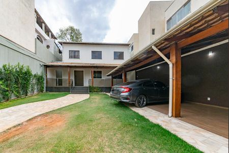 Casa à venda com 371m², 4 quartos e 8 vagas Casa à venda com 371m², 4 quartos e 8 vagasEntrada - Garagem