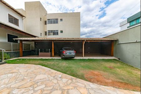 Casa à venda com 371m², 4 quartos e 8 vagas Casa à venda com 371m², 4 quartos e 8 vagasGaragem