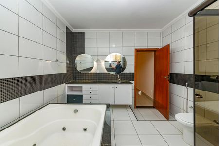 Casa à venda com 371m², 4 quartos e 8 vagas Casa à venda com 371m², 4 quartos e 8 vagasBanheiro da Suíte