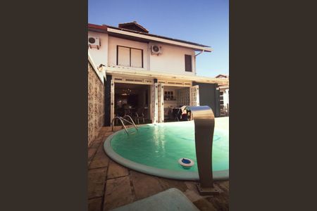 Casa à venda com 125m², 4 quartos e 2 vagas Casa à venda com 125m², 4 quartos e 2 vagasPiscina