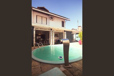 Casa à venda com 125m², 4 quartos e 2 vagas Casa à venda com 125m², 4 quartos e 2 vagasPiscina