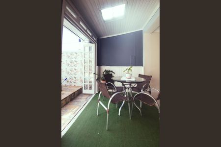 Casa à venda com 125m², 4 quartos e 2 vagas Casa à venda com 125m², 4 quartos e 2 vagasSala