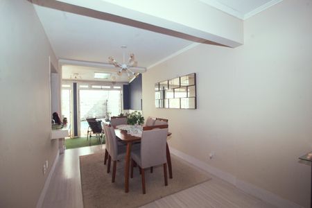 Casa à venda com 125m², 4 quartos e 2 vagas Casa à venda com 125m², 4 quartos e 2 vagasSala