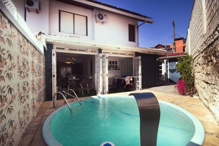 Casa à venda com 125m², 4 quartos e 2 vagas Casa à venda com 125m², 4 quartos e 2 vagasPiscina