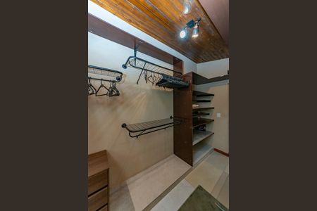 Casa de condomínio para alugar com 250m², 2 quartos e 2 vagas Casa de condomínio para alugar com 250m², 2 quartos e 2 vagasCloset da suíte 1