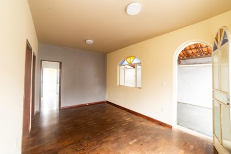 Casa à venda com 360m², 5 quartos e 5 vagas Casa à venda com 360m², 5 quartos e 5 vagasSala 2