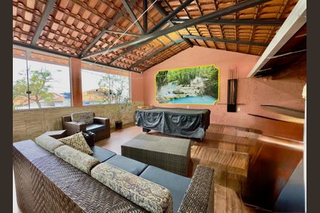 Casa à venda com 240m², 3 quartos e 2 vagas Casa à venda com 240m², 3 quartos e 2 vagasvaranda