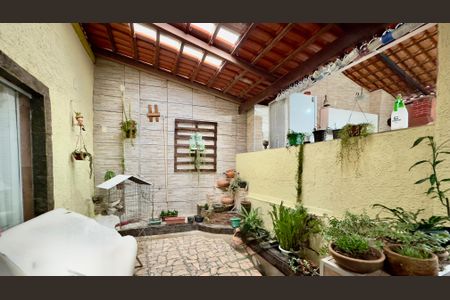 Casa à venda com 240m², 3 quartos e 2 vagas Casa à venda com 240m², 3 quartos e 2 vagasÁrea de Serviço