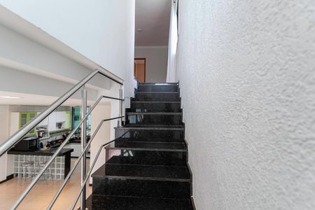 Casa à venda com 239m², 4 quartos e 5 vagasEscada