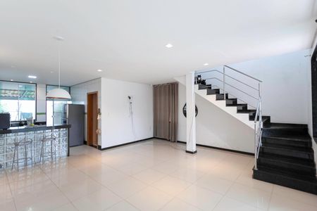 Casa à venda com 239m², 4 quartos e 5 vagasSala 1