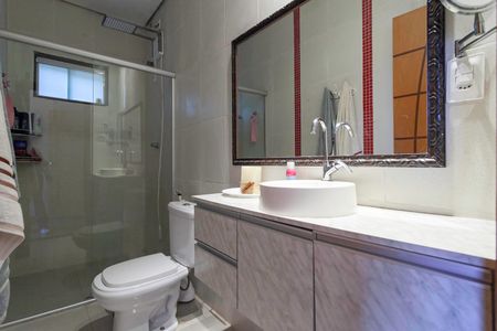 Casa à venda com 239m², 4 quartos e 5 vagasBanheiro da suíte