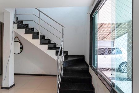 Casa à venda com 239m², 4 quartos e 5 vagasEscada