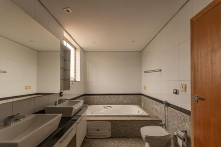 Apartamento à venda com 280m², 4 quartos e 4 vagasBanheiro Suíte