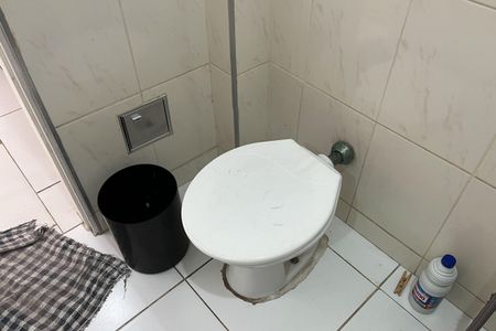 Banheiro de kitnet/studio para alugar com 1 quarto, 23m² em Itararé, Santos