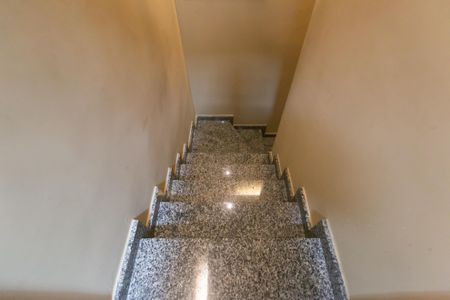 Casa de condomínio à venda com 70m², 2 quartos e 1 vaga Casa de condomínio à venda com 70m², 2 quartos e 1 vagaEscada