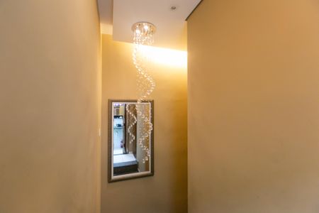 Casa de condomínio à venda com 70m², 2 quartos e 1 vaga Casa de condomínio à venda com 70m², 2 quartos e 1 vagaHall / Escada