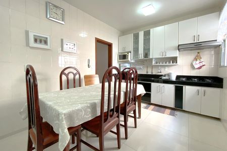 Casa à venda com 320m², 4 quartos e 5 vagasCozinha