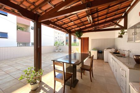 Casa à venda com 320m², 4 quartos e 5 vagasChurrasqueira