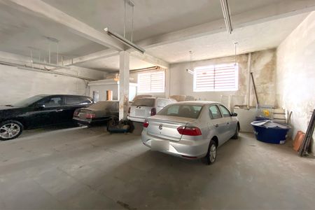 Casa à venda com 320m², 4 quartos e 5 vagasGalpão inferior