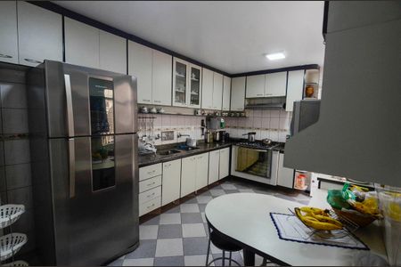 Casa à venda com 223m², 4 quartos e sem vaga Casa à venda com 223m², 4 quartos e sem vagaCozinha