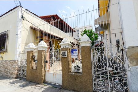 Casa à venda com 223m², 4 quartos e sem vaga Casa à venda com 223m², 4 quartos e sem vagaFachada