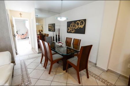 Casa à venda com 223m², 4 quartos e sem vaga Casa à venda com 223m², 4 quartos e sem vagaSala