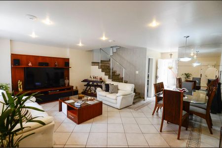 Casa à venda com 223m², 4 quartos e sem vaga Casa à venda com 223m², 4 quartos e sem vagaSala