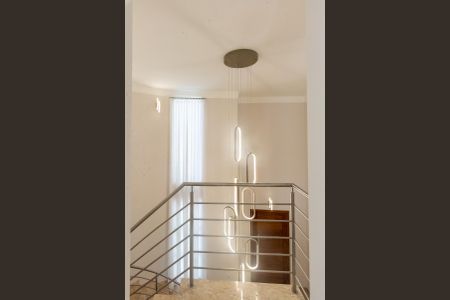 Casa de condomínio à venda com 402m², 3 quartos e 2 vagasEscada