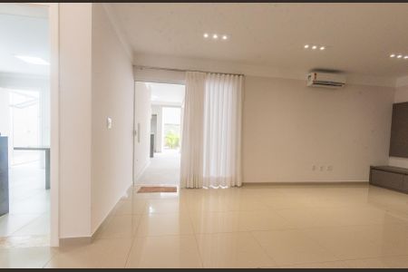 Casa de condomínio à venda com 402m², 3 quartos e 2 vagasSala de TV