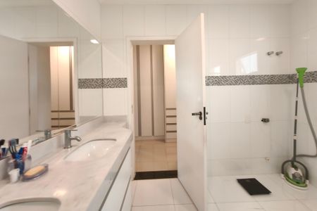 Casa de condomínio à venda com 268m², 4 quartos e 4 vagasBanheiro Suíte